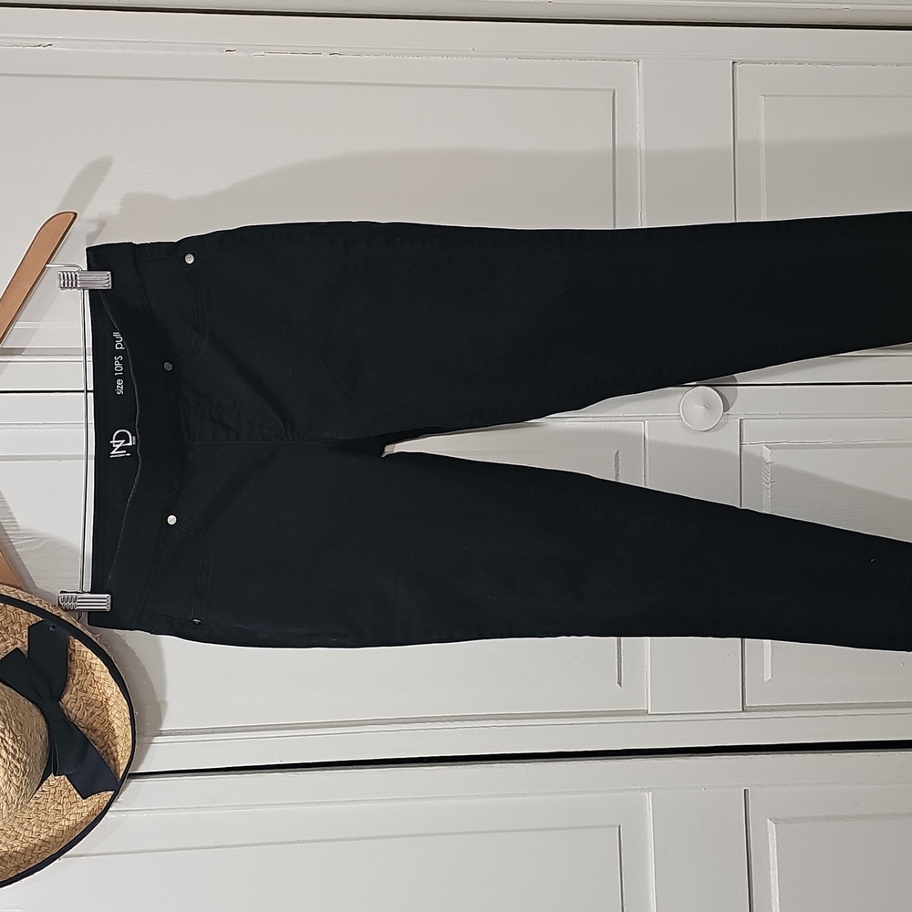 New Directions Black Pull-on Skinny Pant. 10PS
